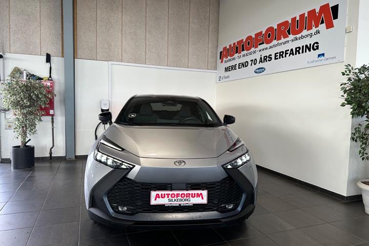 Grå Toyota C-HR fra 2025