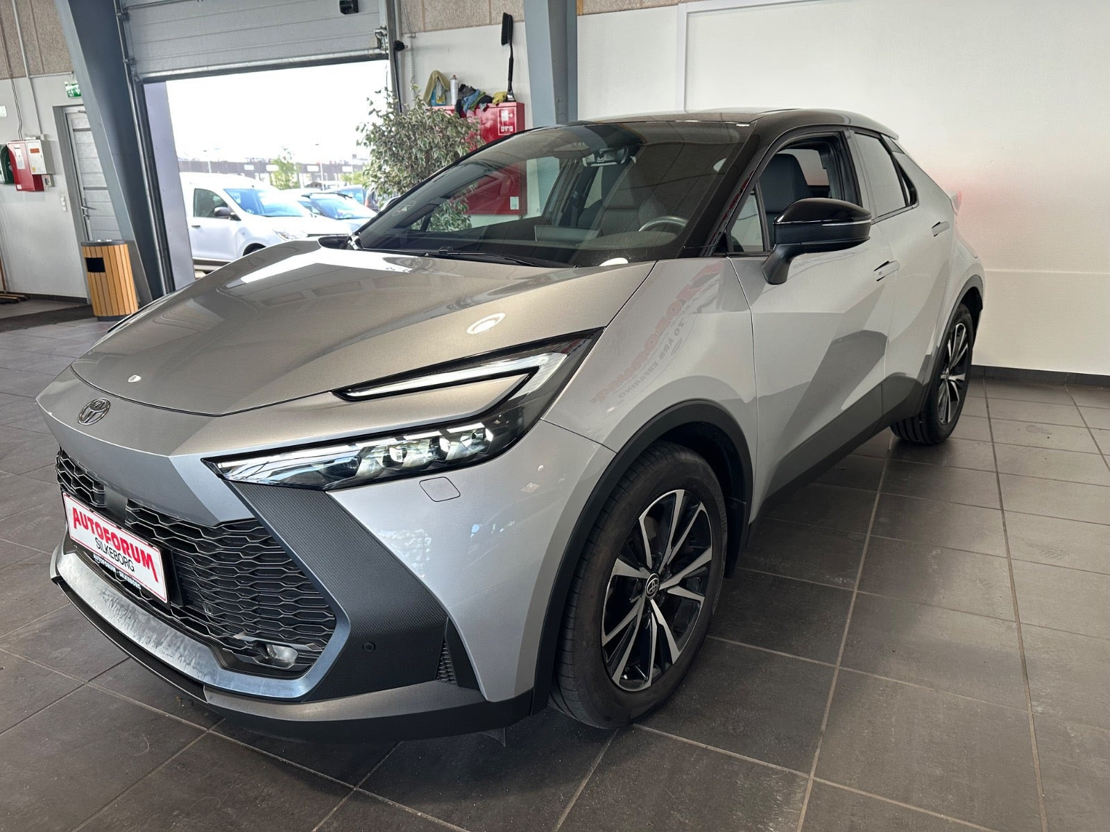 Grå Toyota C-HR fra 2025