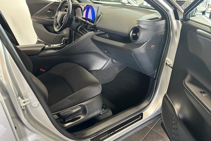 Grå Toyota C-HR fra 2025