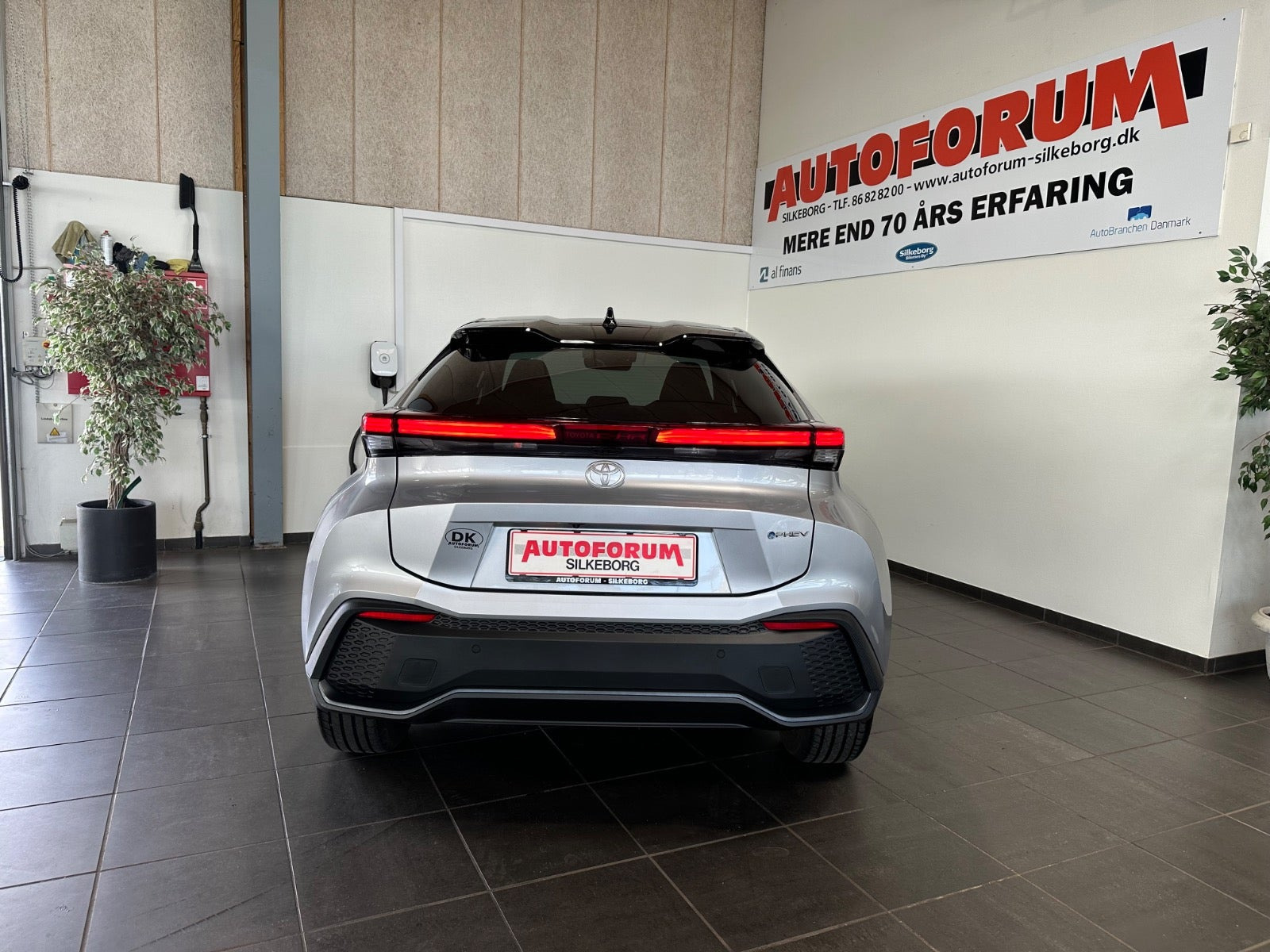 Grå Toyota C-HR fra 2025