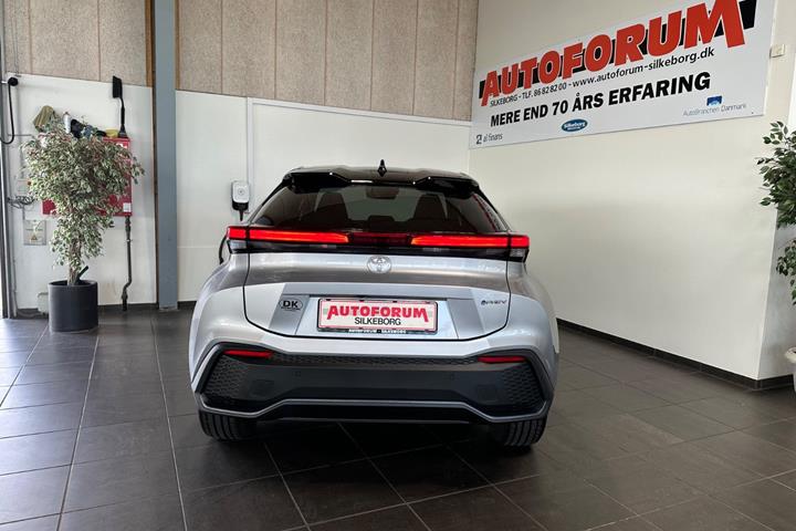 Grå Toyota C-HR fra 2025