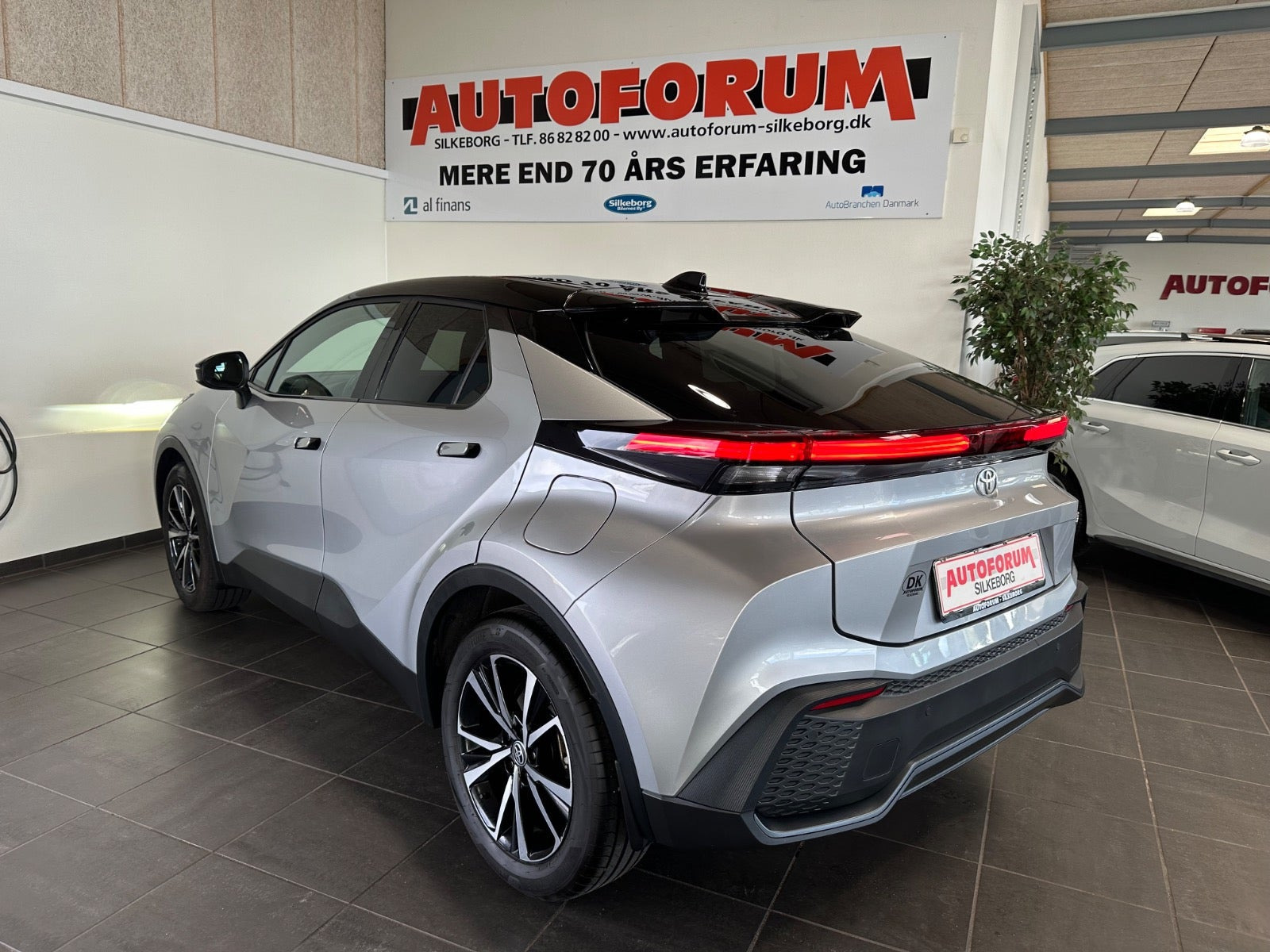 Grå Toyota C-HR fra 2025