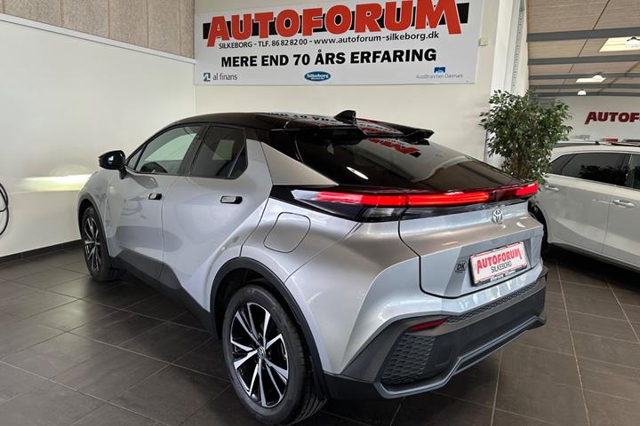 Grå Toyota C-HR fra 2025