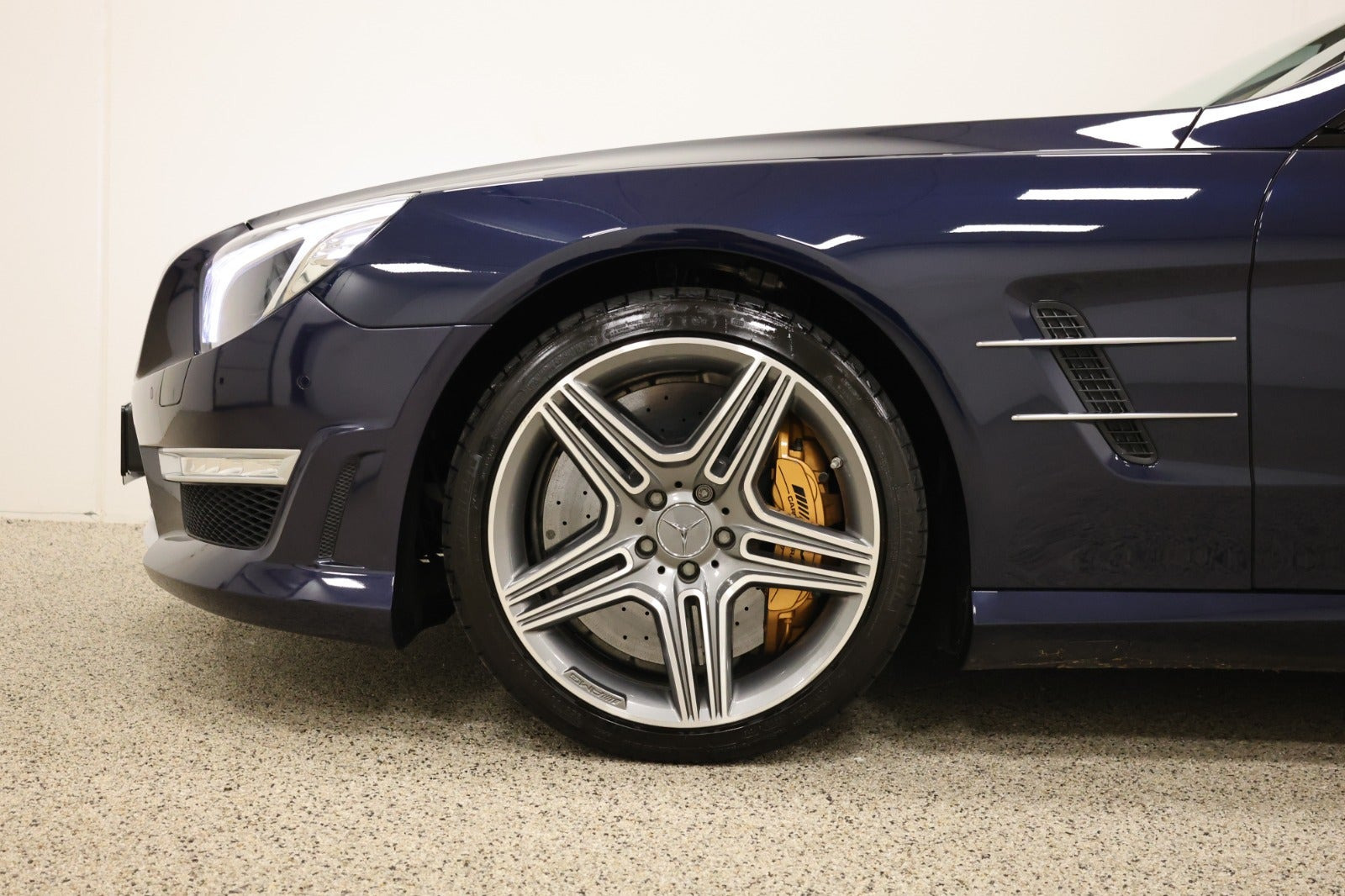 Blå Mercedes SL63 fra 2013