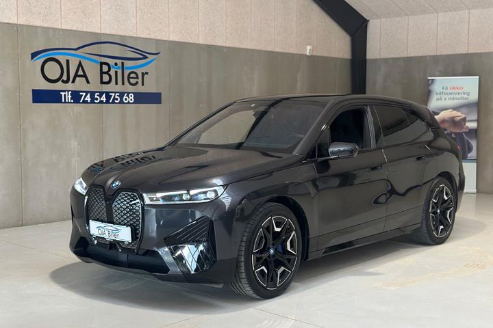 Grå BMW iX fra 2024 set udefra