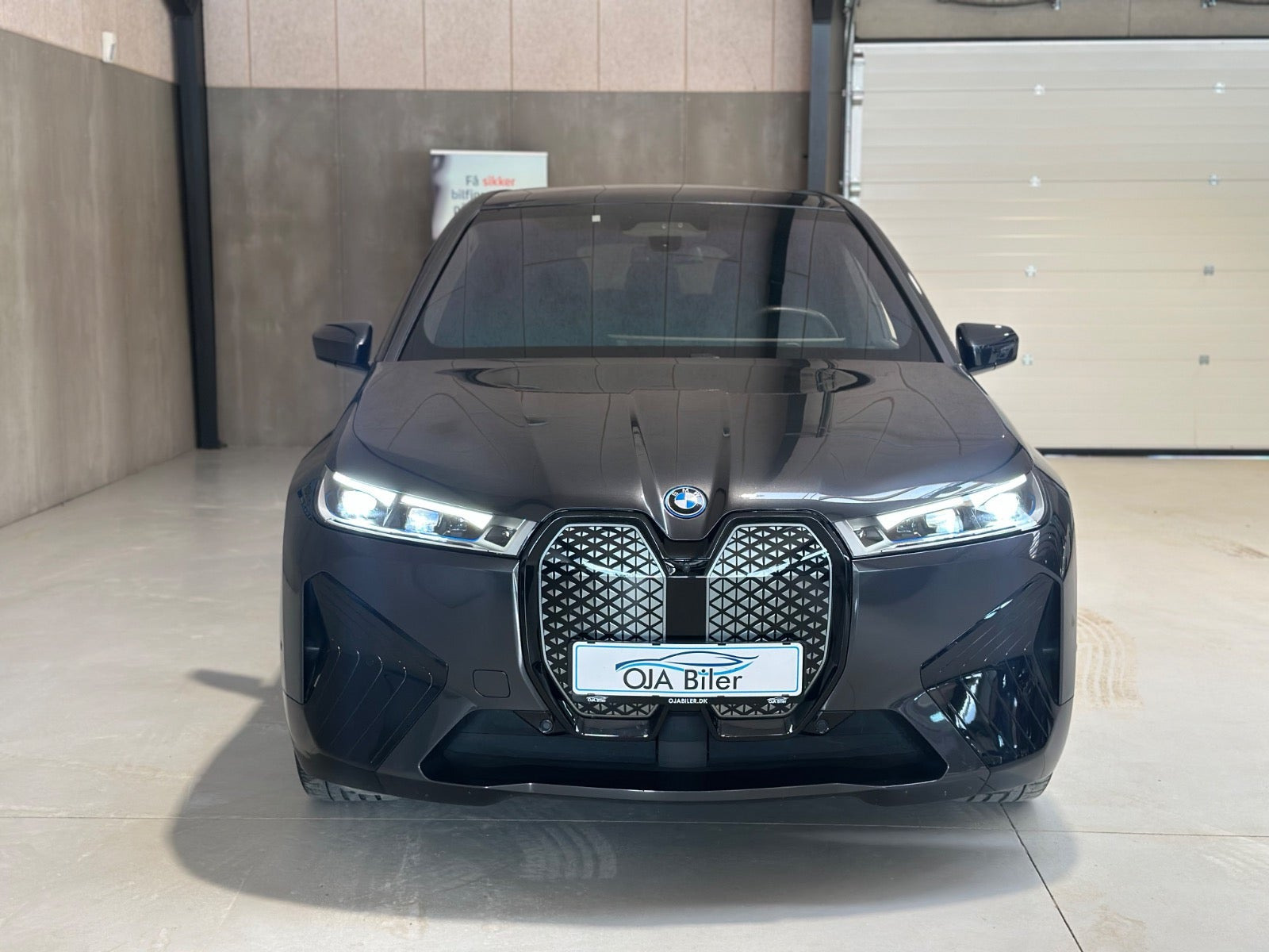 Grå BMW iX fra 2024