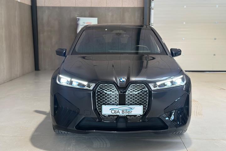 Grå BMW iX fra 2024