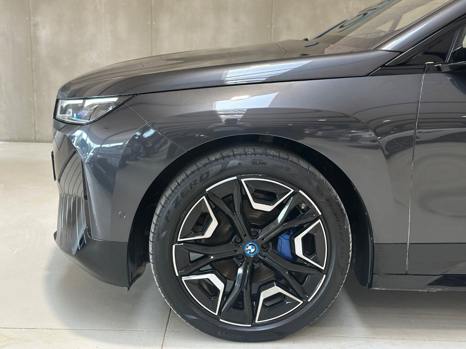 Grå BMW iX fra 2024