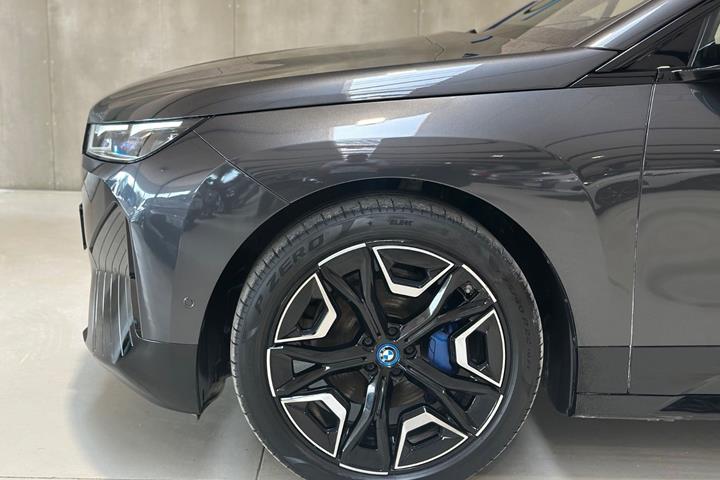 Grå BMW iX fra 2024