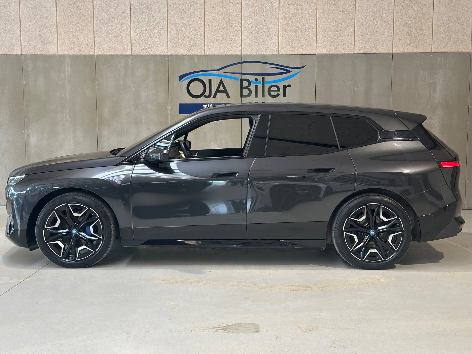 Grå BMW iX fra 2024