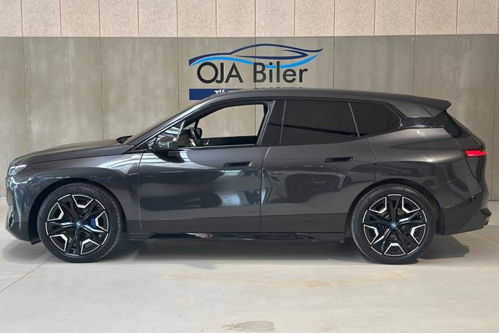 Grå BMW iX fra 2024