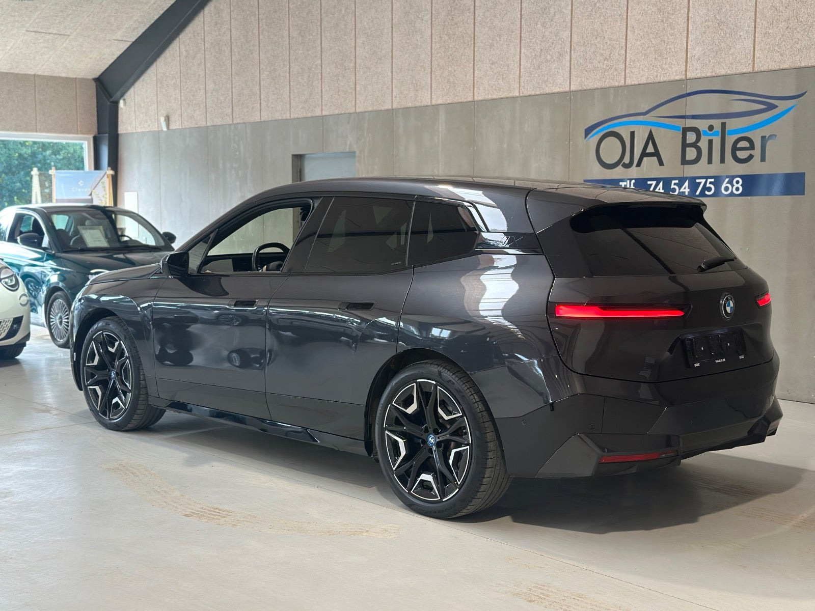 Grå BMW iX fra 2024