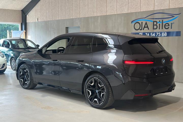 Grå BMW iX fra 2024