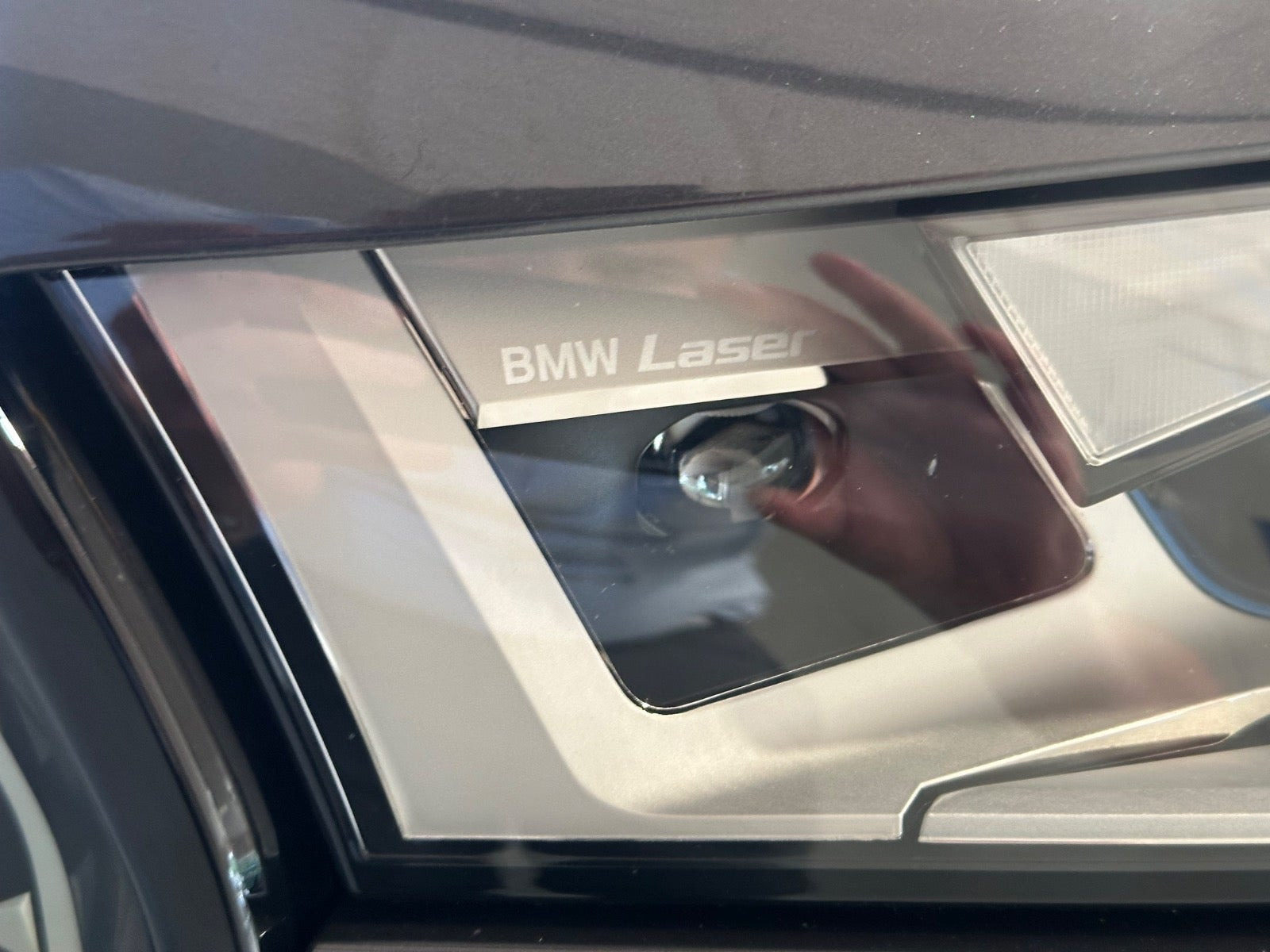 Grå BMW iX fra 2024