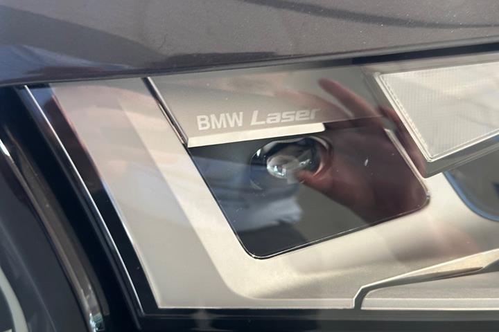 Grå BMW iX fra 2024