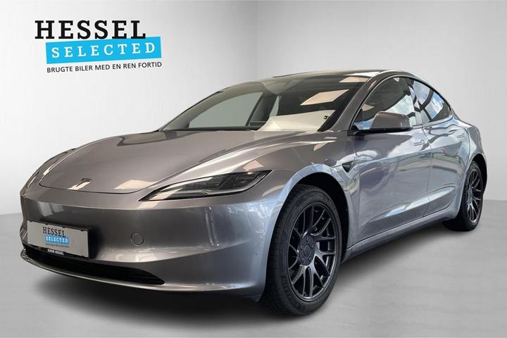 Grå Tesla Model 3 fra 2025