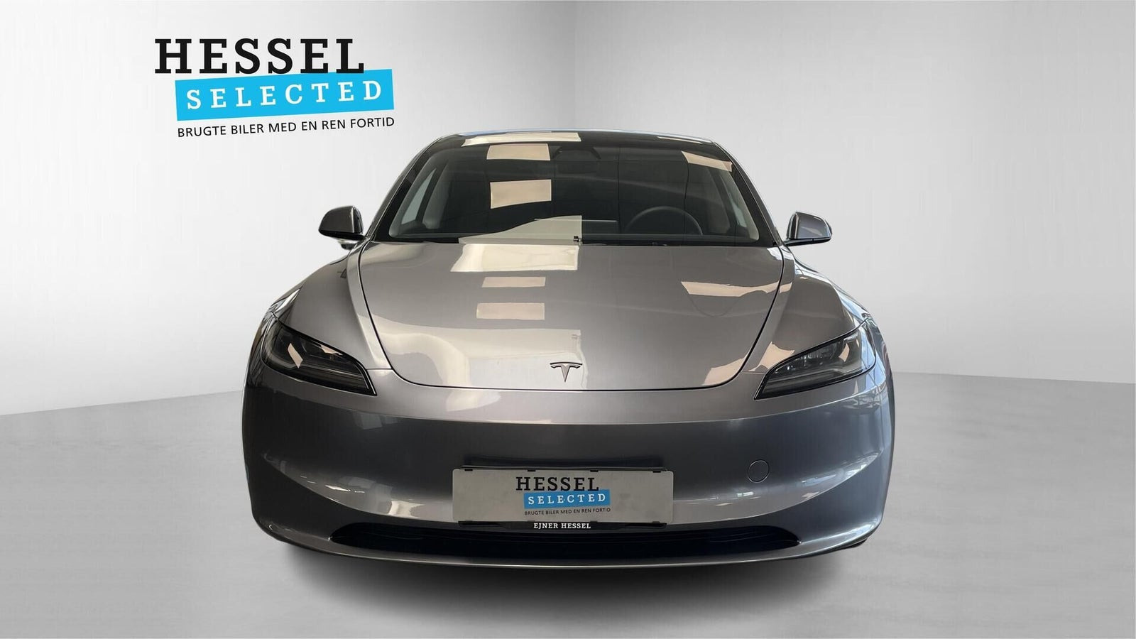 Grå Tesla Model 3 fra 2025