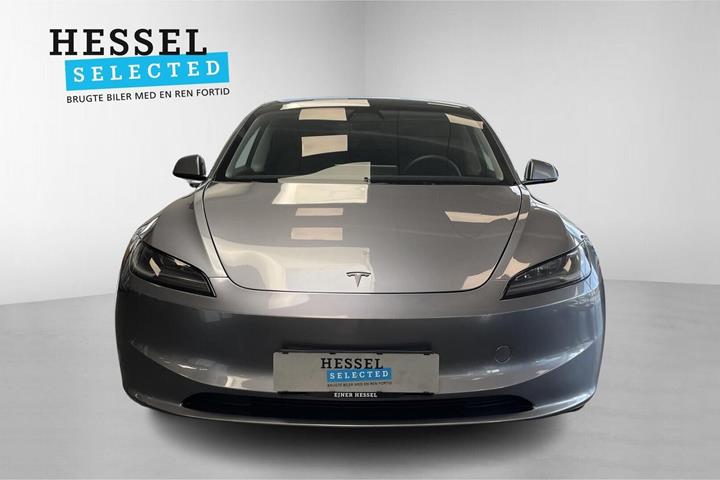 Grå Tesla Model 3 fra 2025