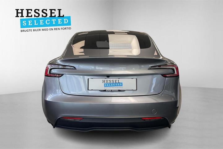 Grå Tesla Model 3 fra 2025