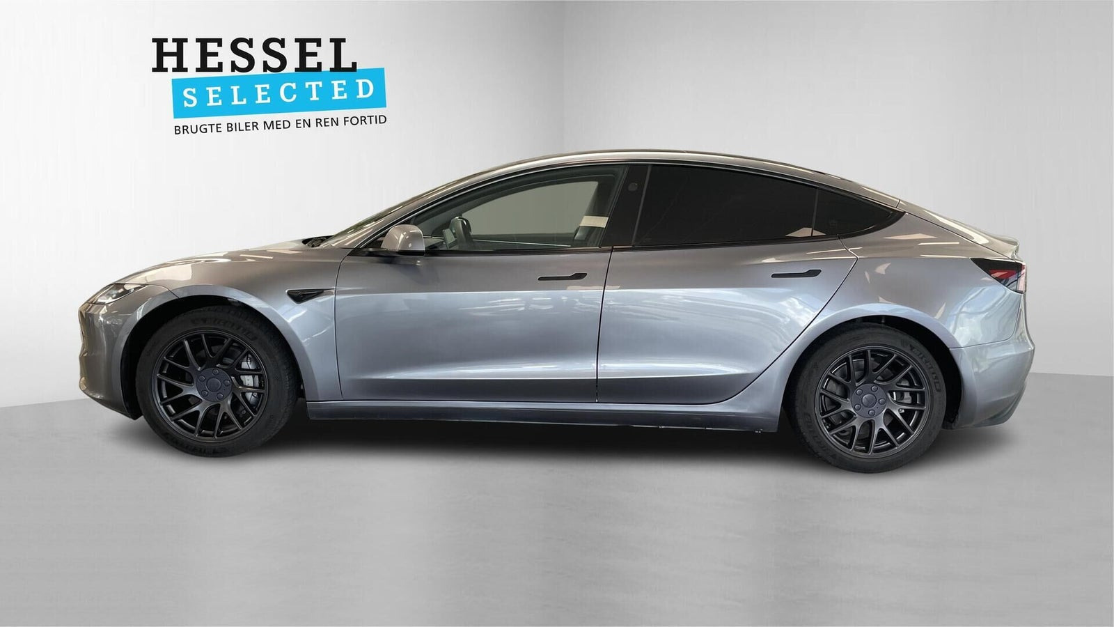 Grå Tesla Model 3 fra 2025