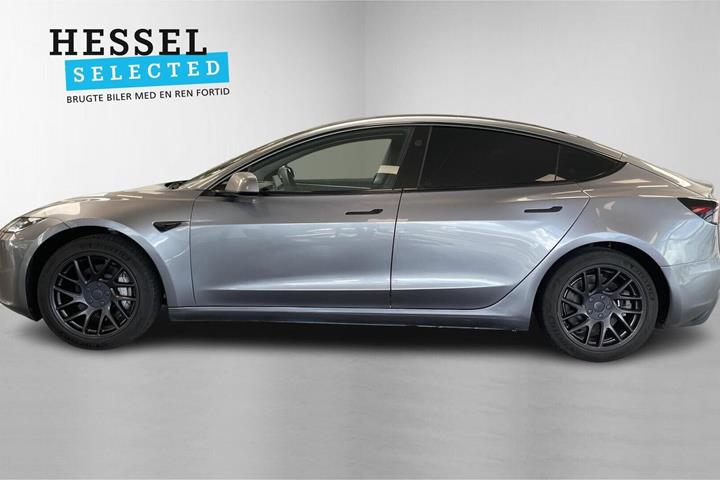 Grå Tesla Model 3 fra 2025