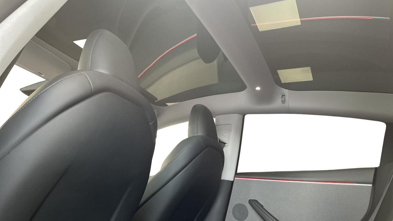 Grå Tesla Model 3 fra 2025