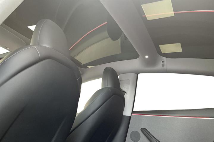Grå Tesla Model 3 fra 2025