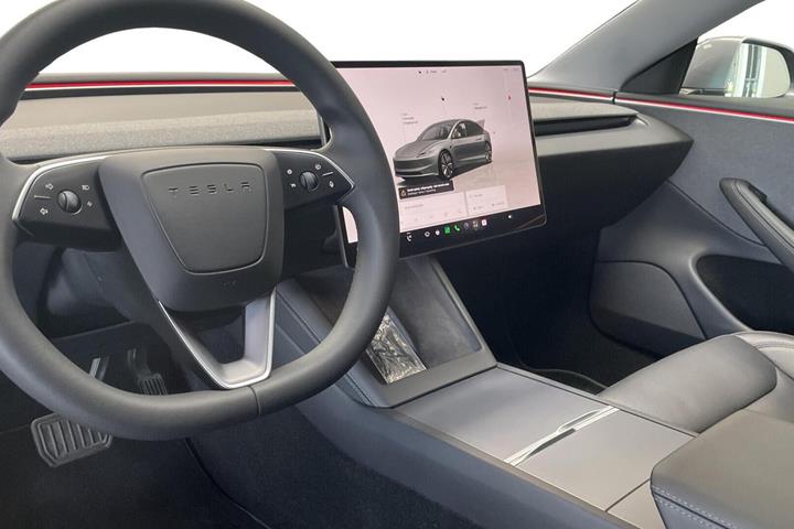 Grå Tesla Model 3 fra 2025