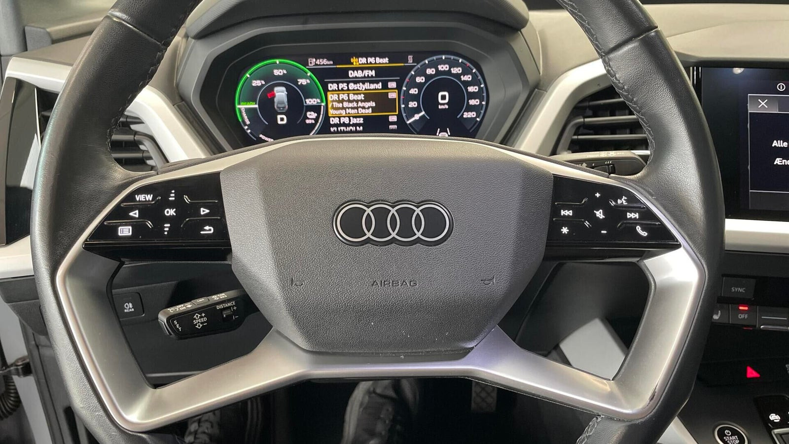 Grå Audi Q4 e-tron fra 2023