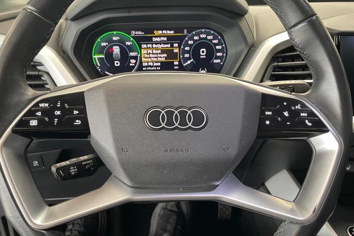 Grå Audi Q4 e-tron fra 2023