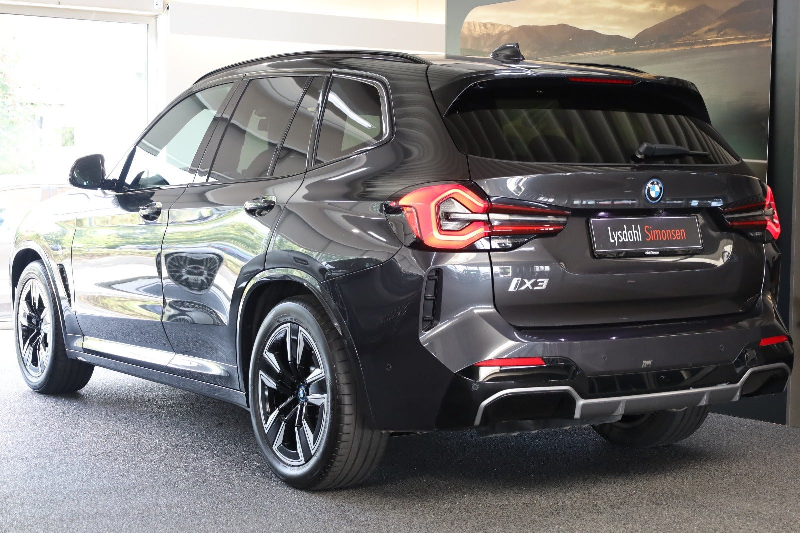 Grå BMW iX3 fra 2022