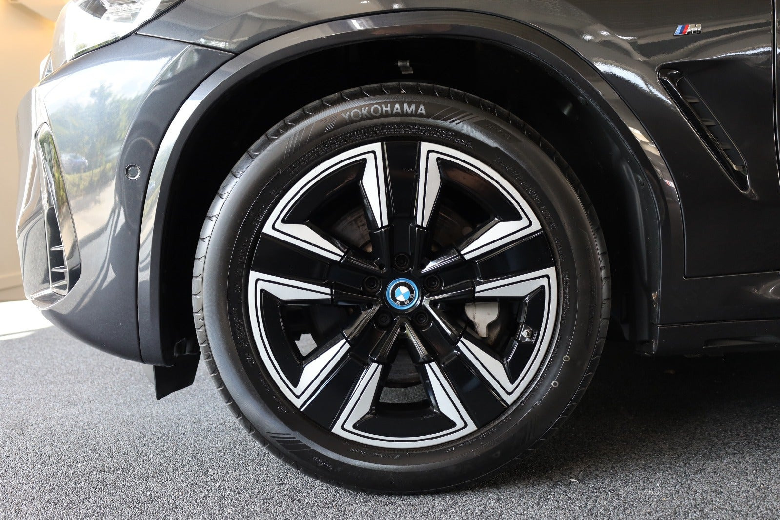 Grå BMW iX3 fra 2022