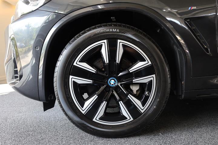 Grå BMW iX3 fra 2022