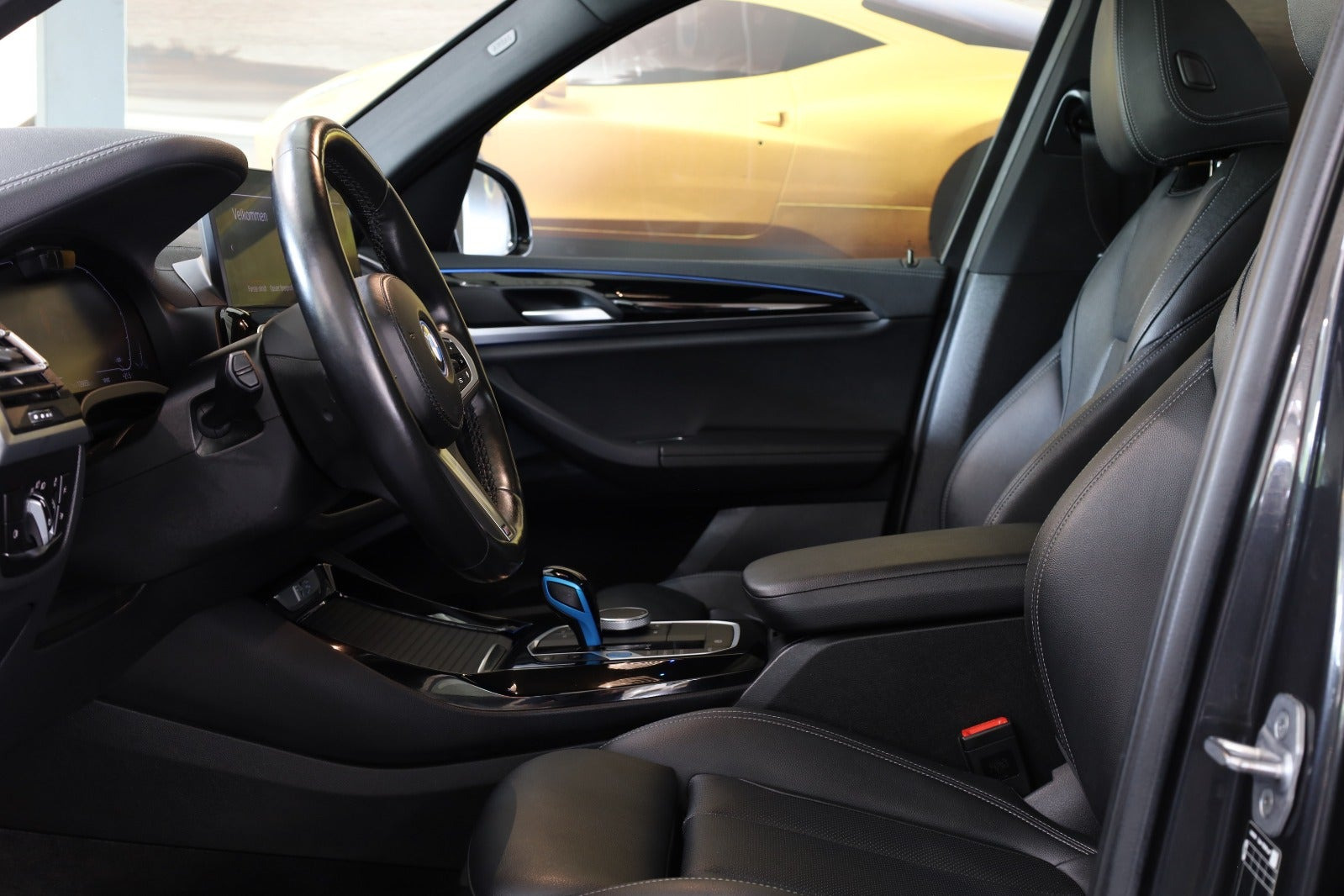 Grå BMW iX3 fra 2022