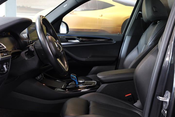 Grå BMW iX3 fra 2022