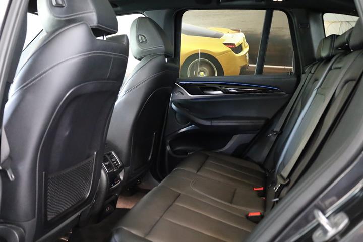 Grå BMW iX3 fra 2022