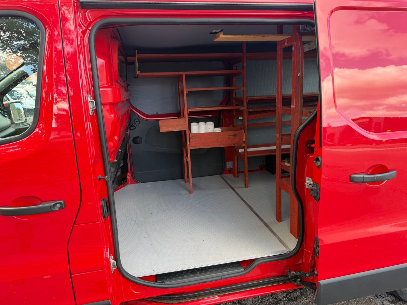 Rød Nissan NV300 fra 2018