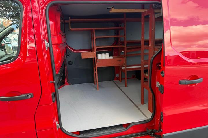 Rød Nissan NV300 fra 2018
