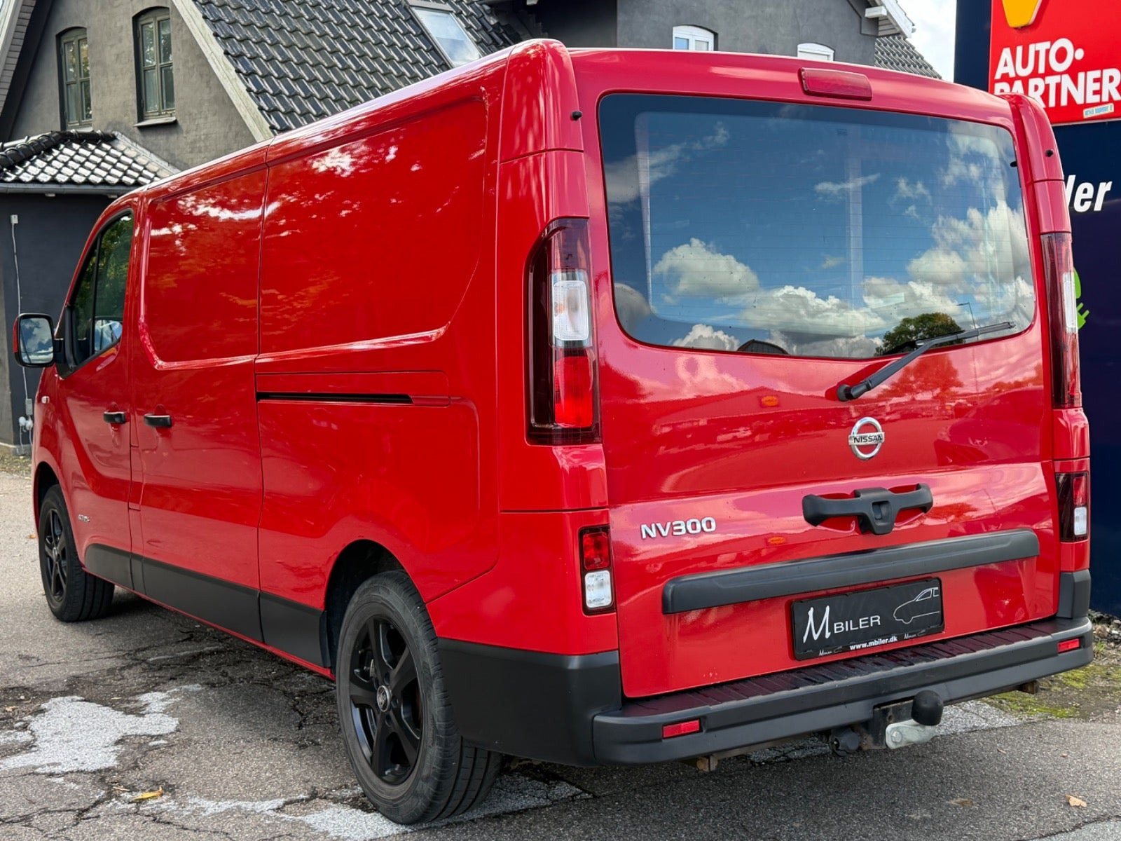 Rød Nissan NV300 fra 2018