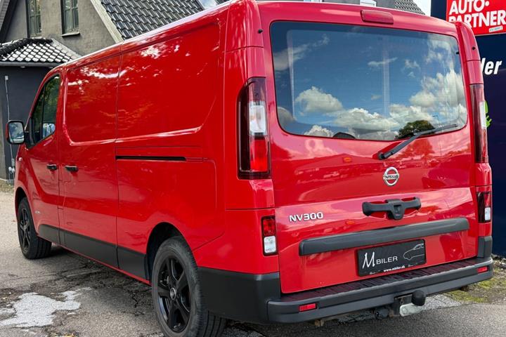 Rød Nissan NV300 fra 2018