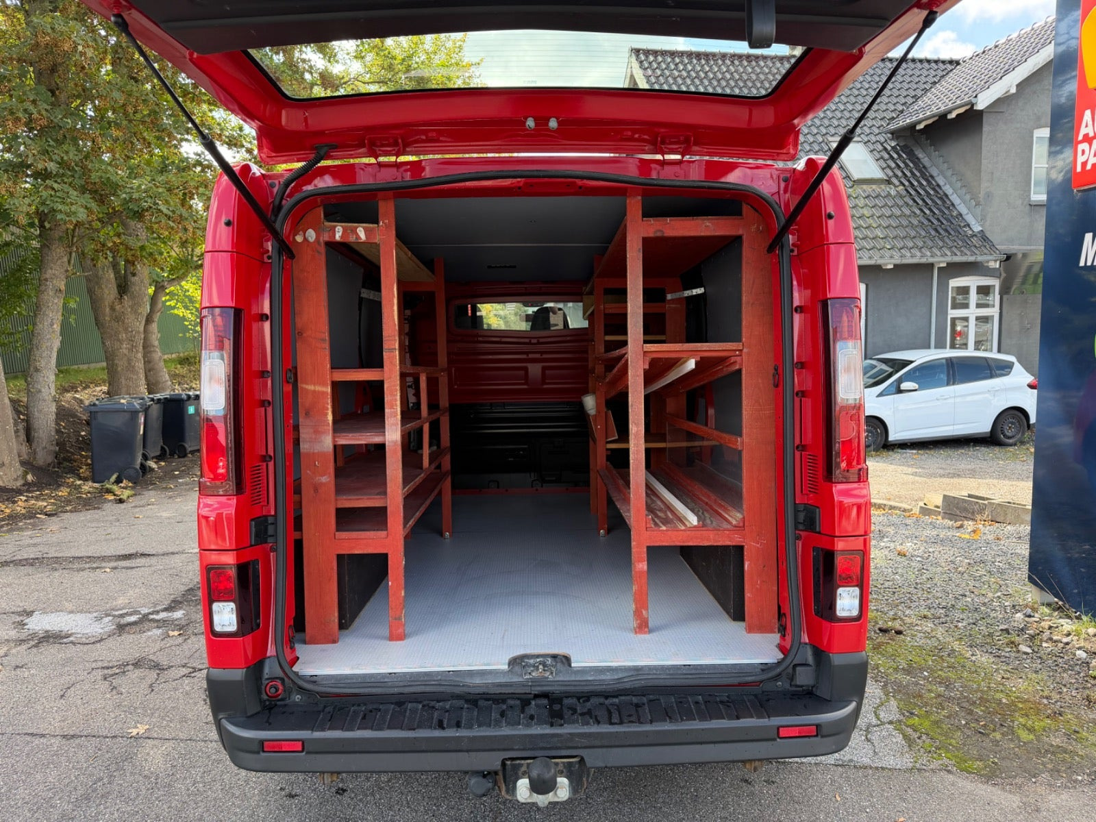 Rød Nissan NV300 fra 2018
