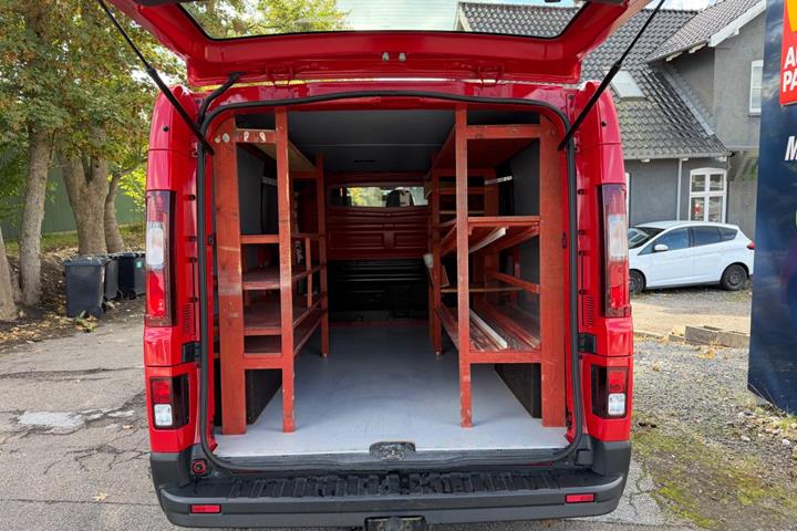Rød Nissan NV300 fra 2018