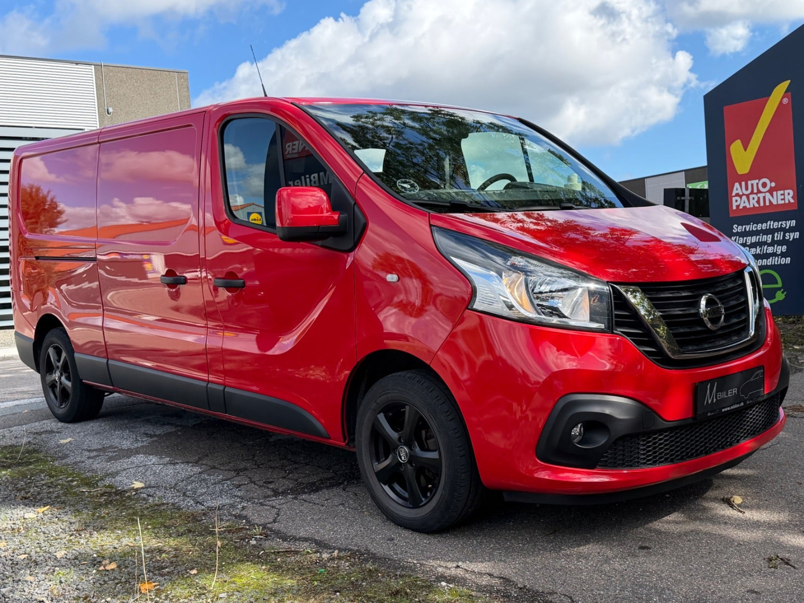 Rød Nissan NV300 fra 2018