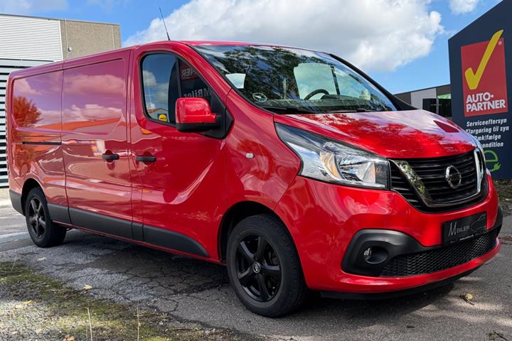 Rød Nissan NV300 fra 2018