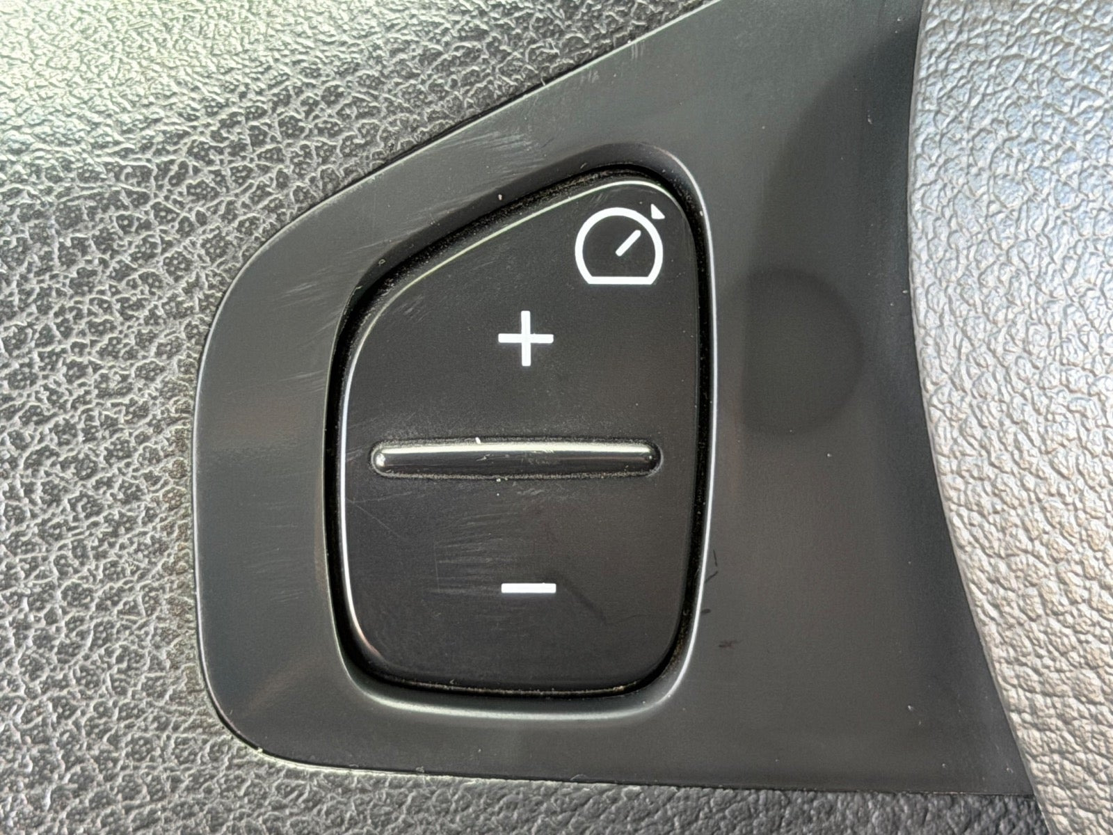 Rød Nissan NV300 fra 2018