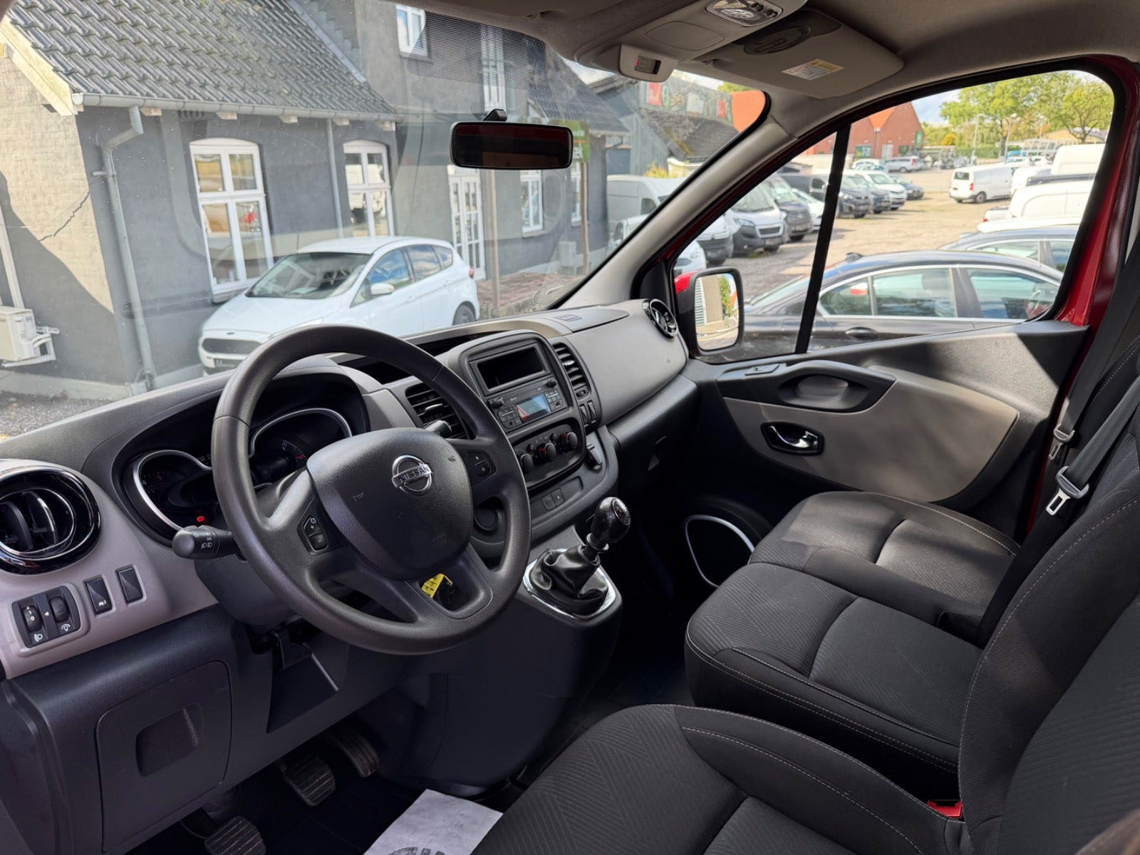 Rød Nissan NV300 fra 2018