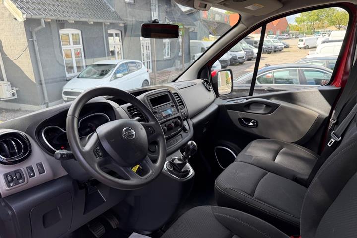 Rød Nissan NV300 fra 2018