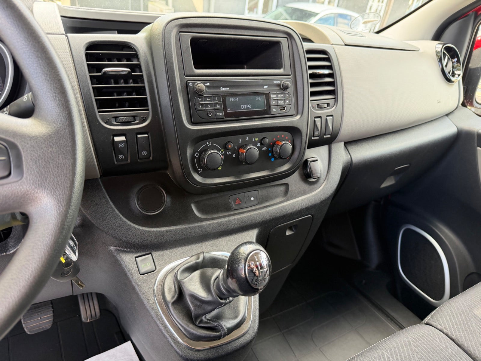Rød Nissan NV300 fra 2018