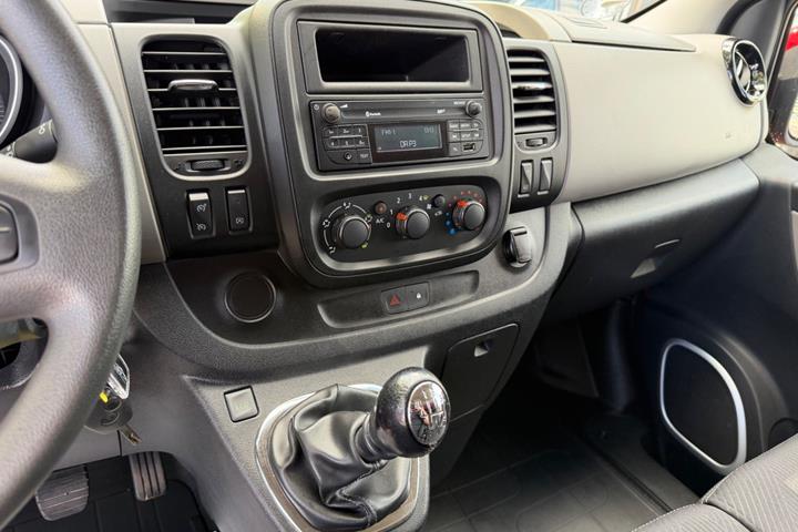 Rød Nissan NV300 fra 2018
