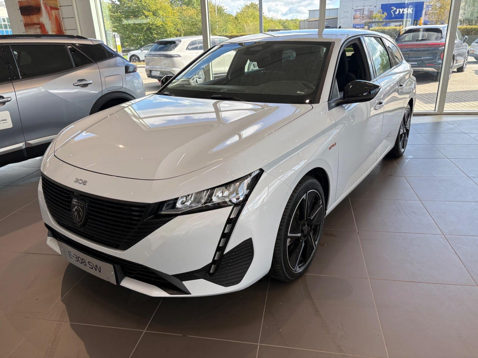 Hvid Peugeot E-308 fra 2025